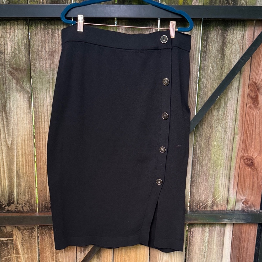 Donna Karan pull on style pencil skirt, side slit, button accents, size Large